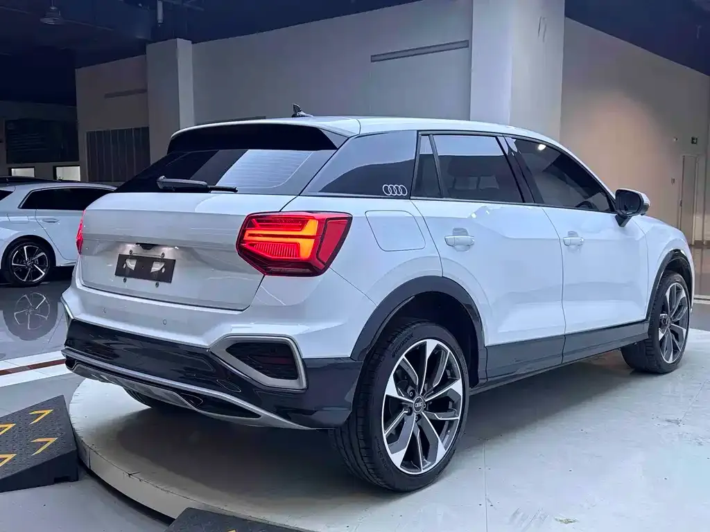 Audi Q2L — фото 2
