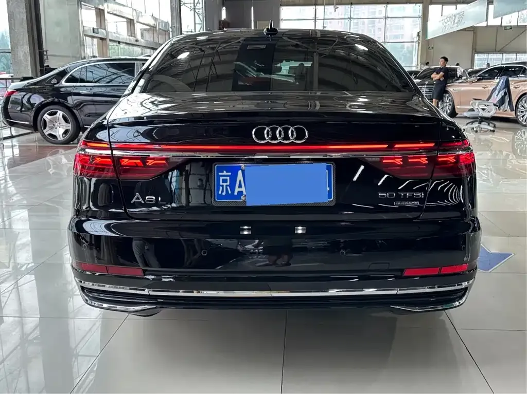 Audi A8 — фото 10