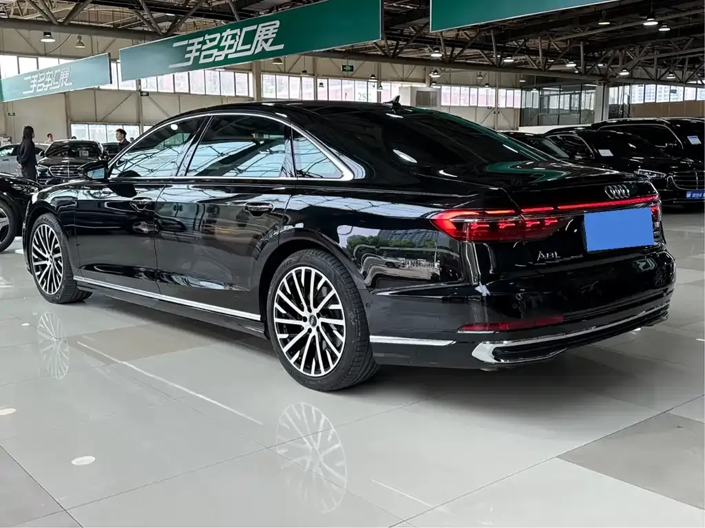 Audi A8 — фото 2