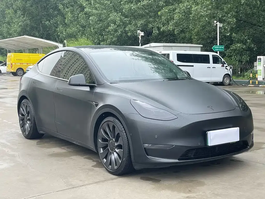 Tesla Model Y — фото 10