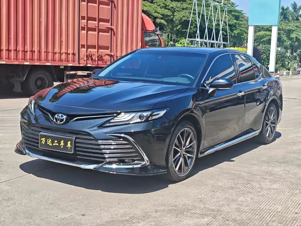 Toyota Camry — фото 1