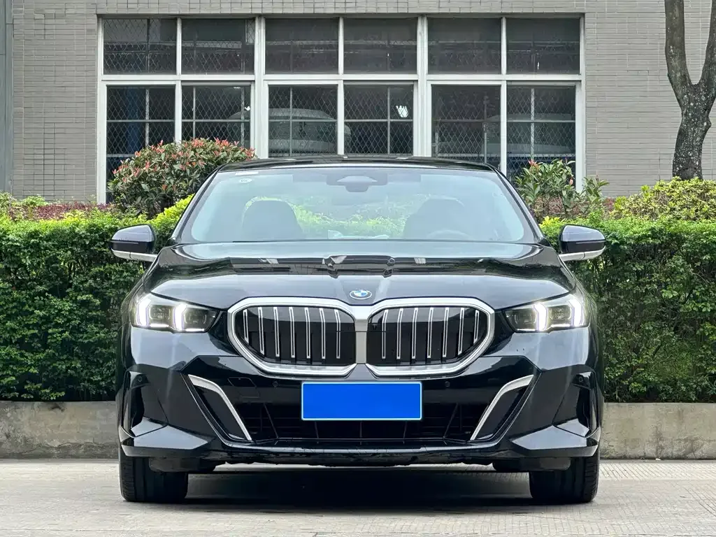 BMW 5 Series — фото 8