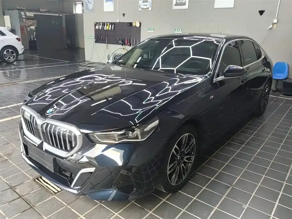BMW 5 Series — фото 1