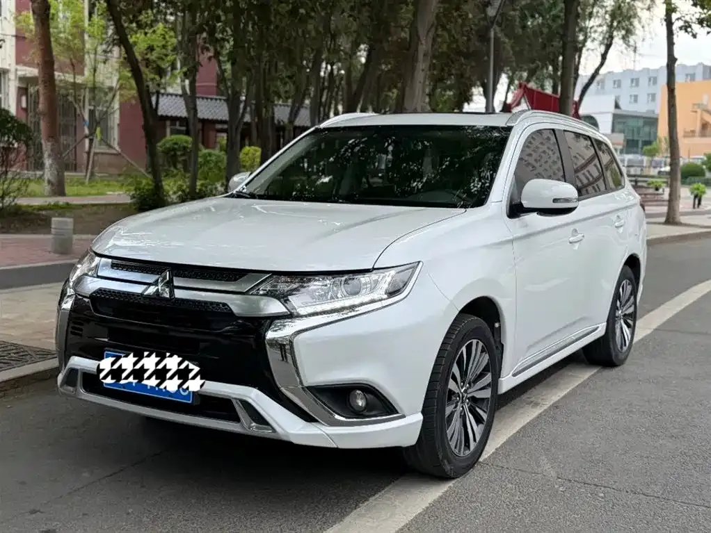 Mitsubishi Outlander — фото 1