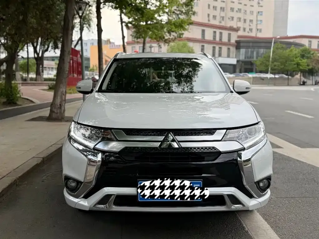 Mitsubishi Outlander — фото 9