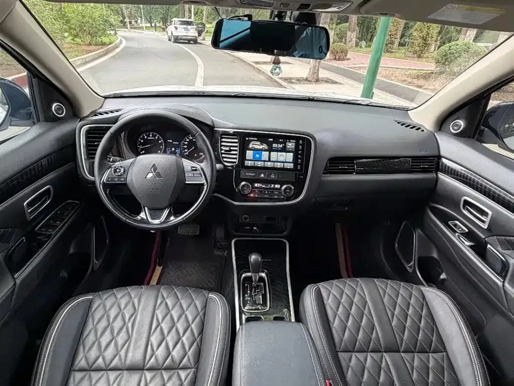 Mitsubishi Outlander — фото 7
