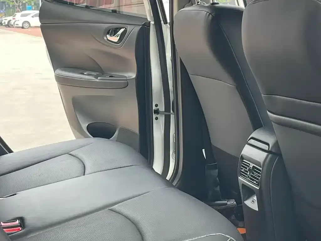 Nissan Tiida 2023 из CN, фото 8