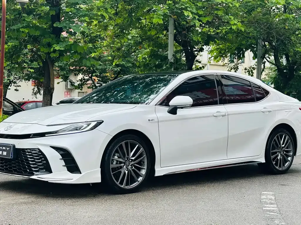 Toyota Camry — фото 1