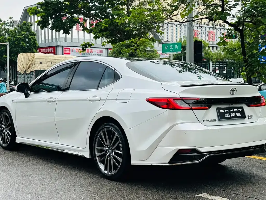 Toyota Camry — фото 8