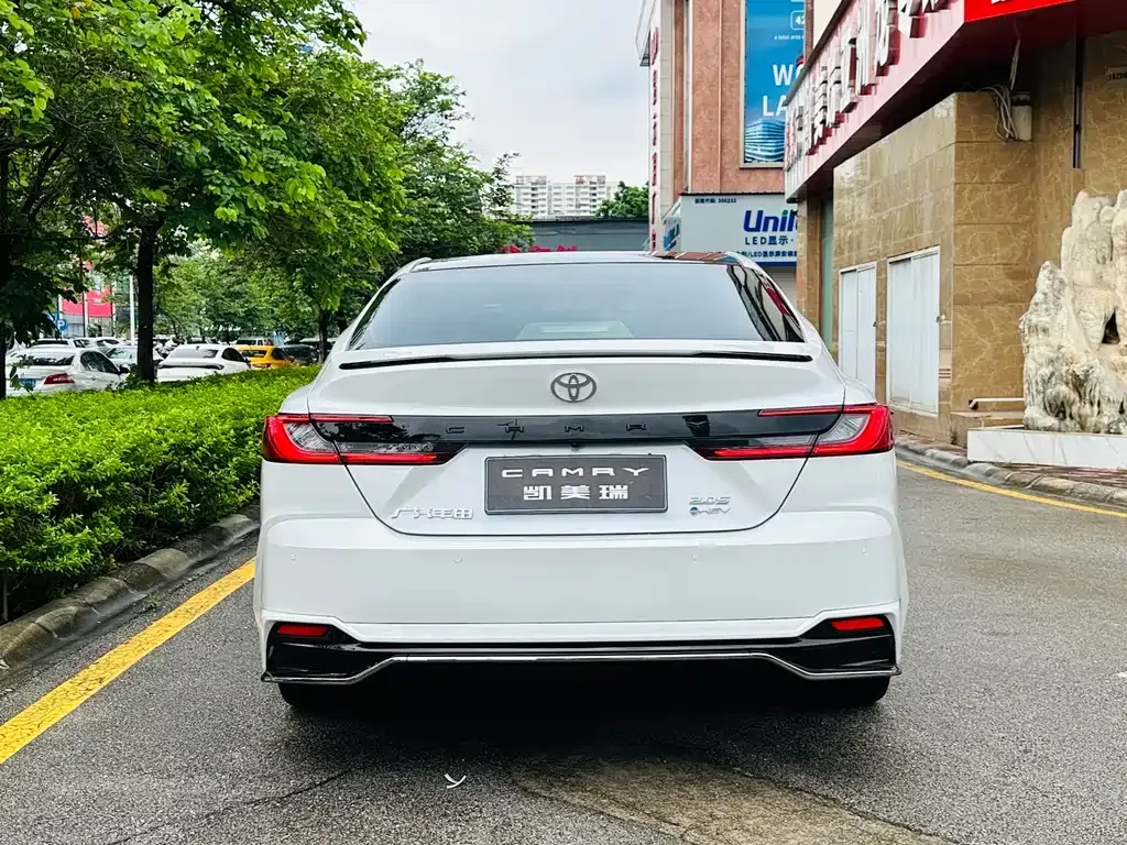 Toyota Camry — фото 9