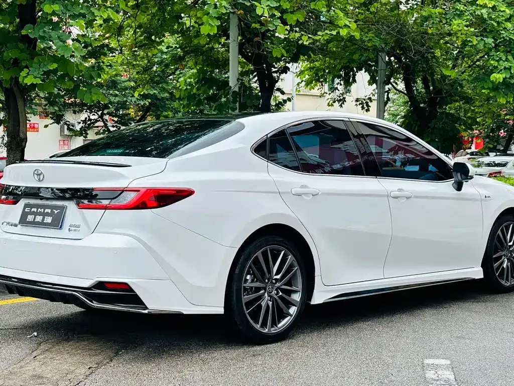 Toyota Camry — фото 5