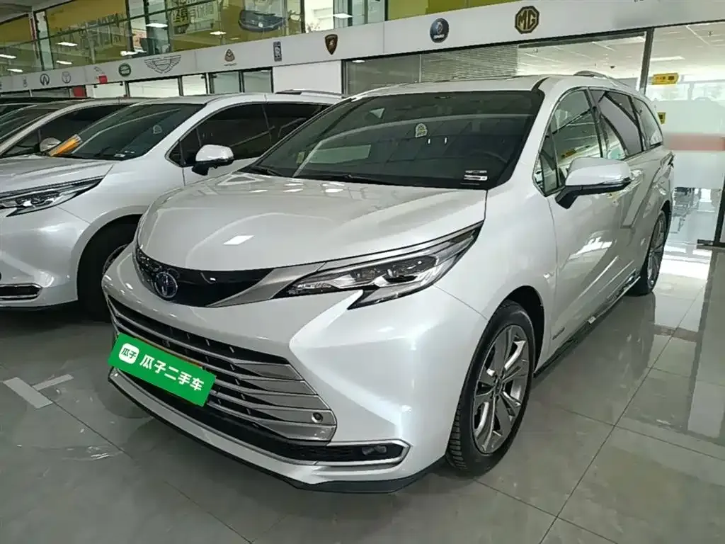 Toyota Sienna — фото 1