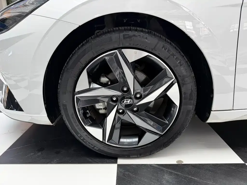 Hyundai Elantra — фото 6