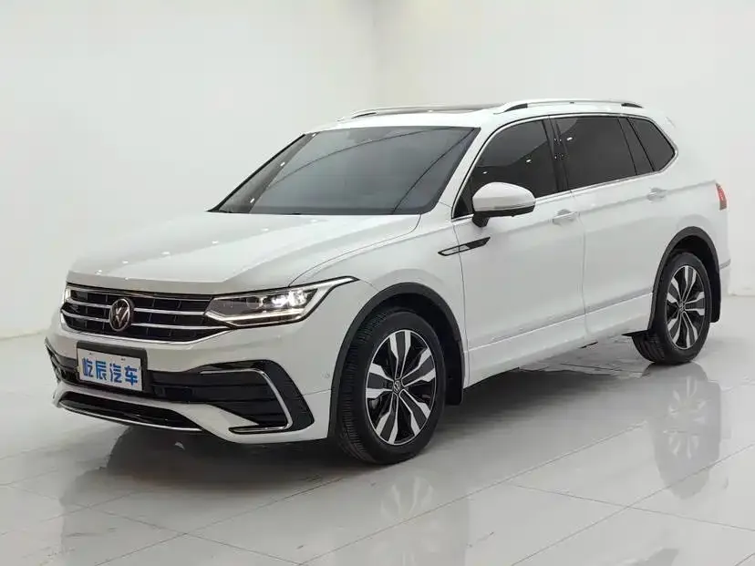Volkswagen Tiguan L — фото 1