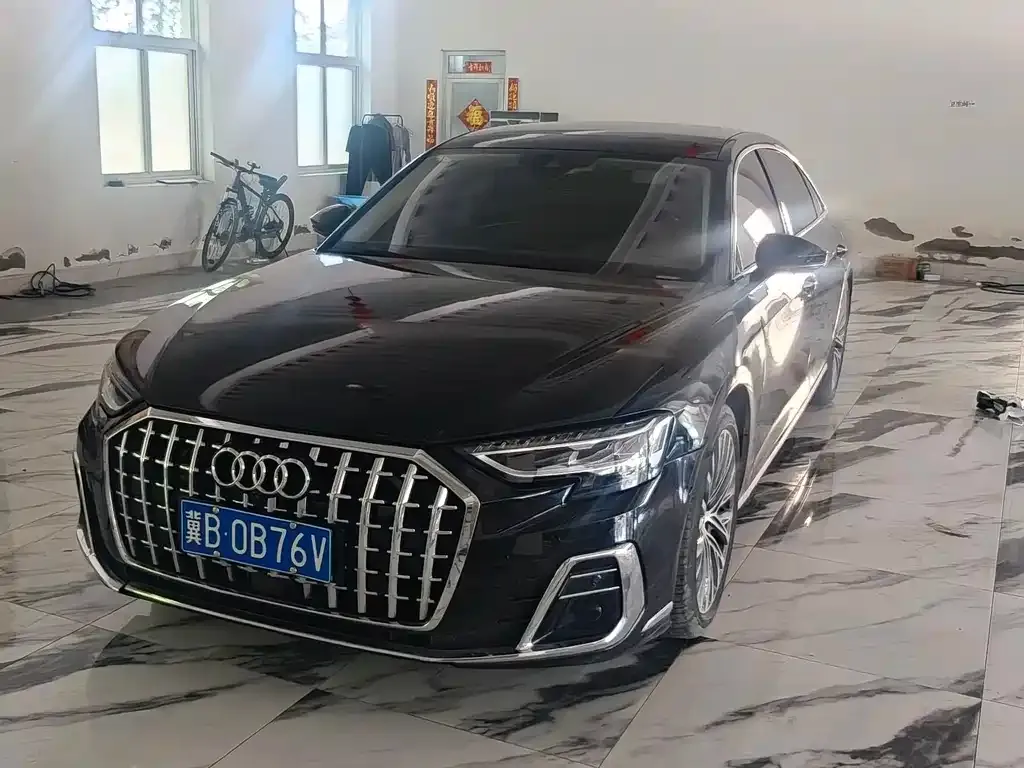 Audi A8 — фото 1