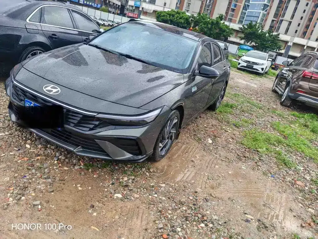 Hyundai Elantra — фото 1