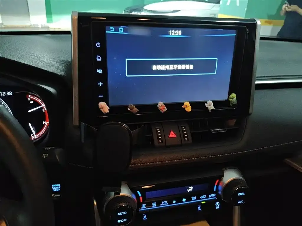 Toyota RAV4 — фото 10