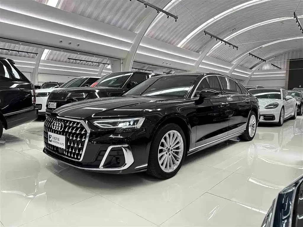 Audi A8 — фото 1