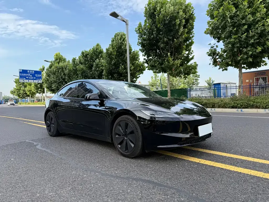Tesla Model 3 — фото 1