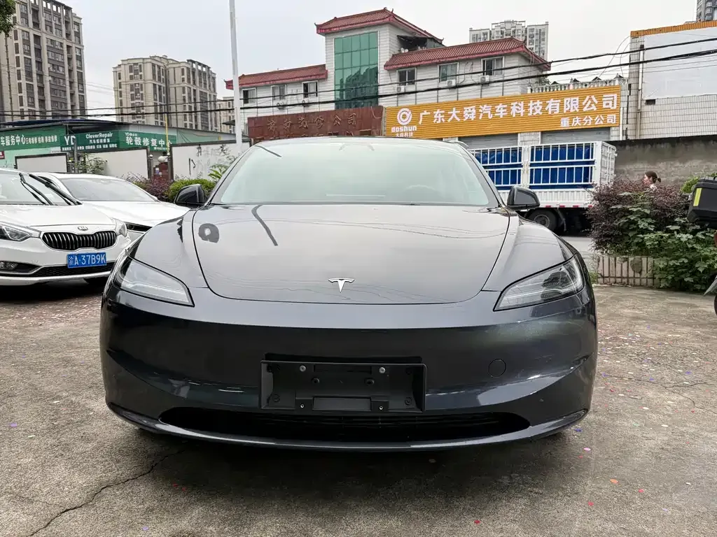 Tesla Model 3 — фото 1