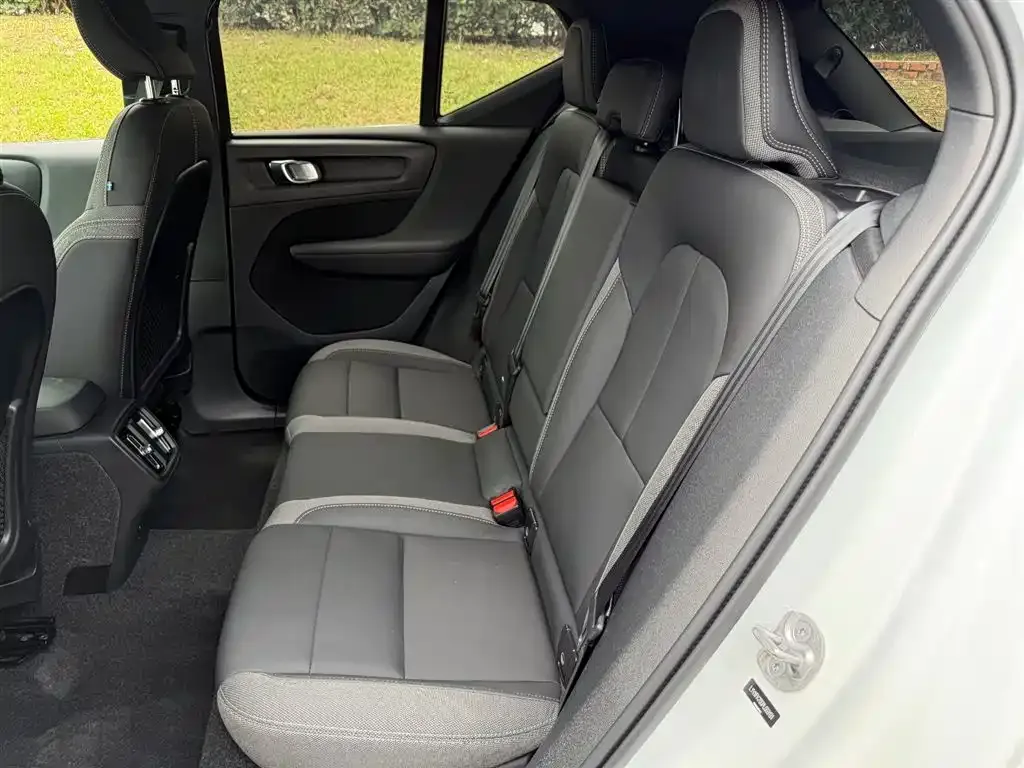 Volvo XC40 2023 из CN, фото 2