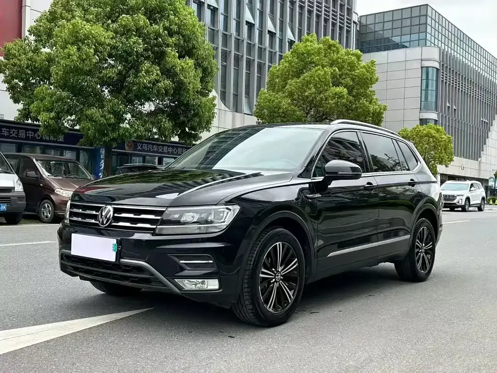 Volkswagen Tiguan L — фото 1