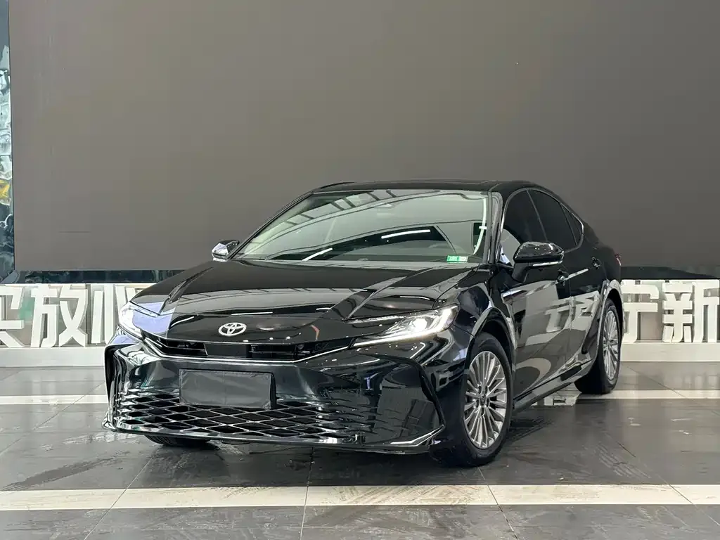 Toyota Camry — фото 1