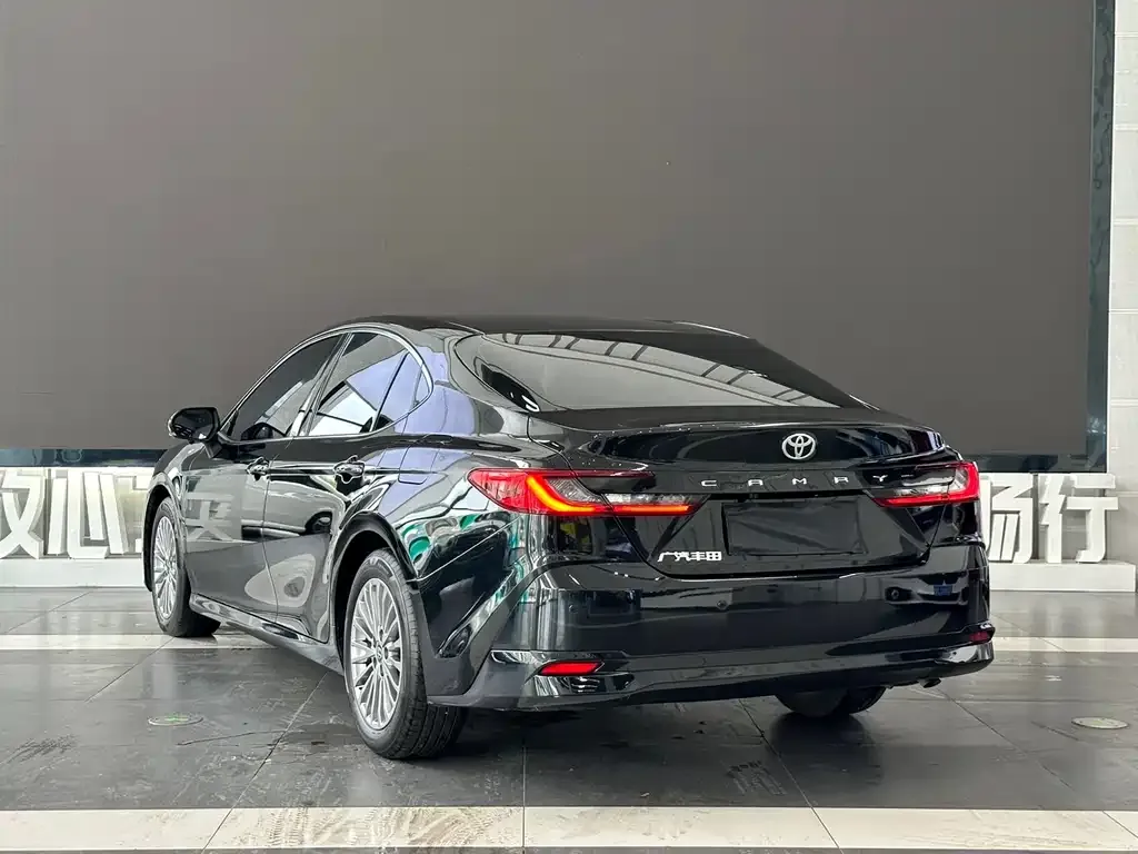 Toyota Camry — фото 10