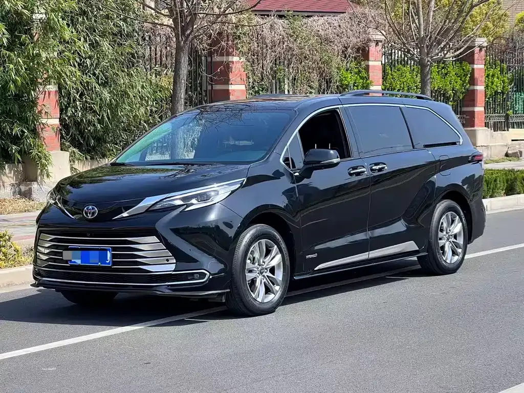 Toyota Sienna — фото 1