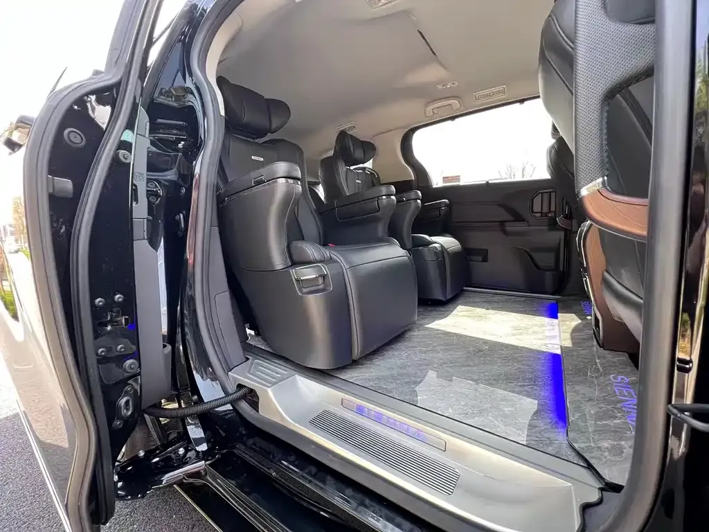Toyota Sienna — фото 2