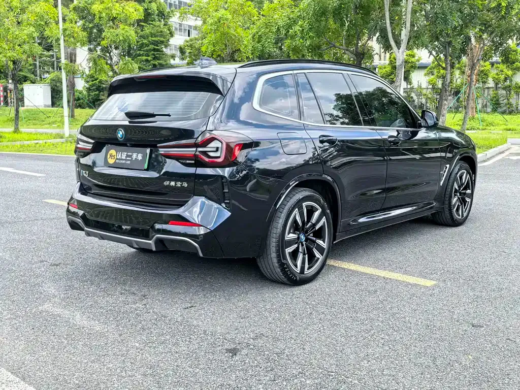 BMW iX3 — фото 8