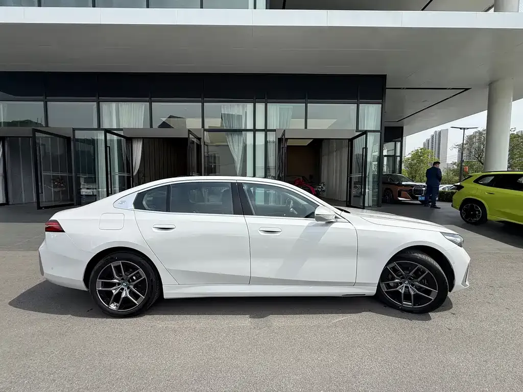 BMW i5 2025 из CN, фото 2