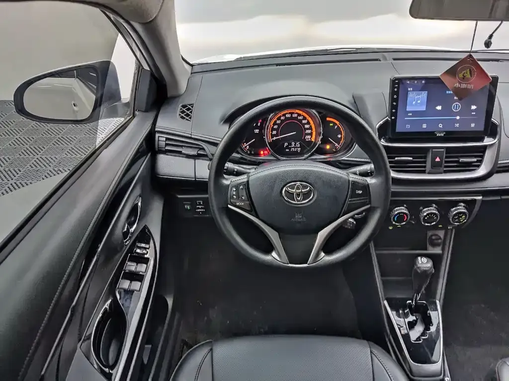 Toyota Yaris L — фото 5