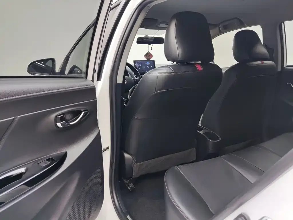 Toyota Yaris L — фото 4