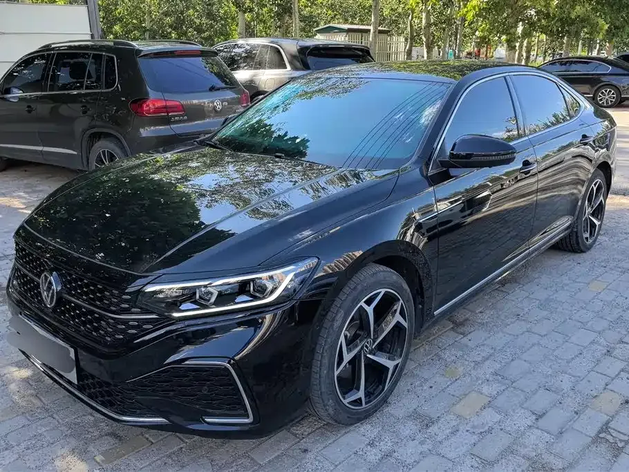 Volkswagen Passat — фото 1
