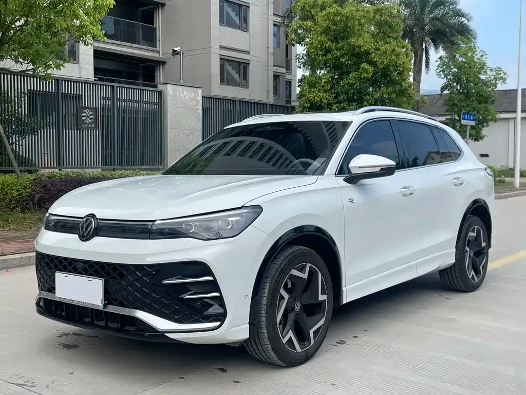 Volkswagen Tiguan L — фото 1