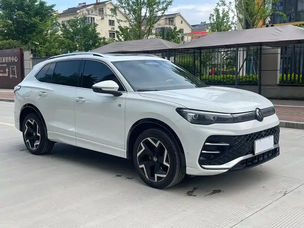 Volkswagen Tiguan L — фото 10