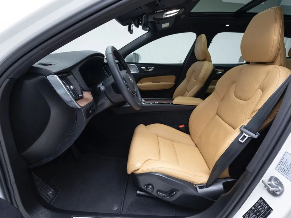 Volvo XC60 2025 из KR, фото 2