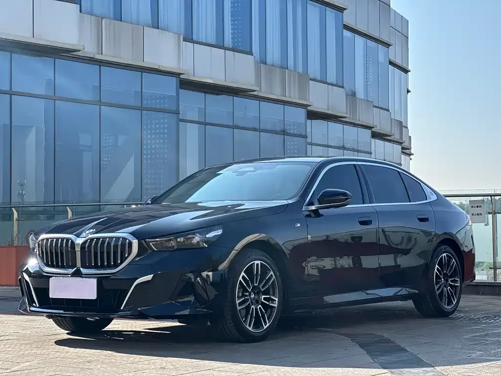 BMW 5 Series — фото 1