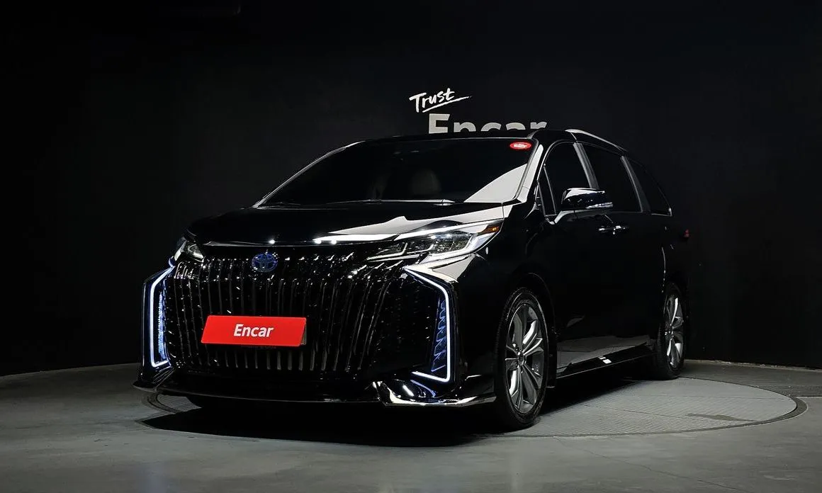 Toyota Sienna — фото 1