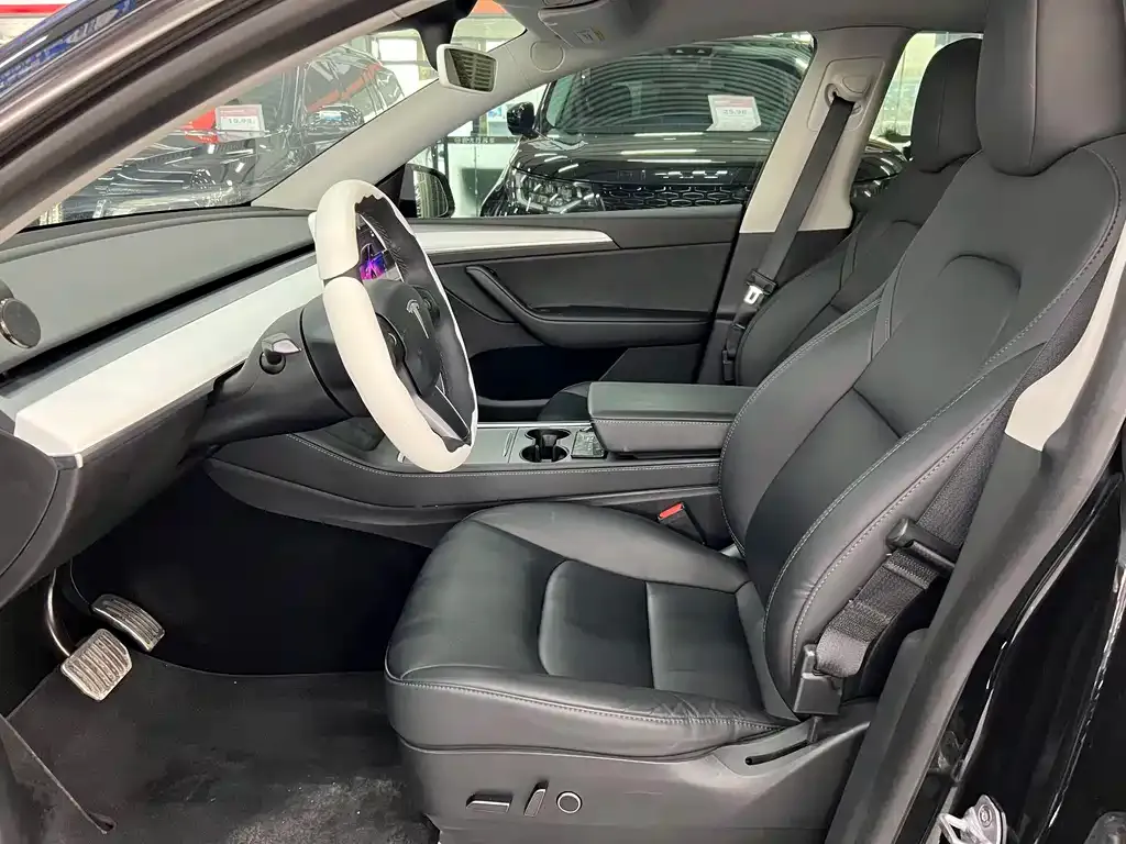 Tesla Model Y — фото 10