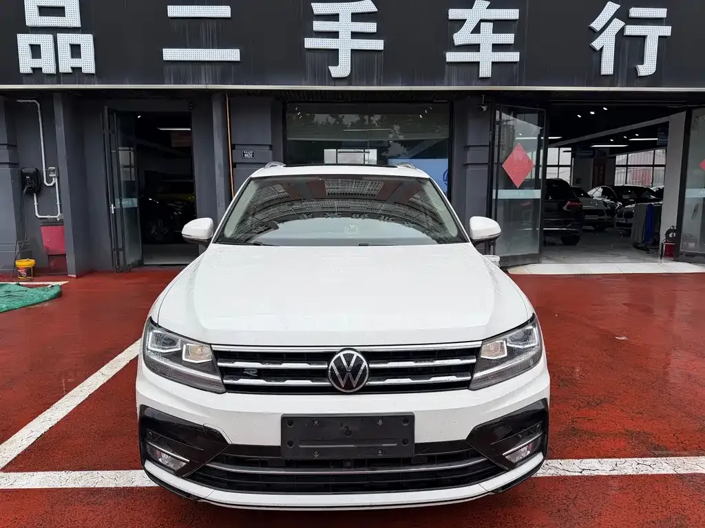 Volkswagen Tiguan L — фото 1
