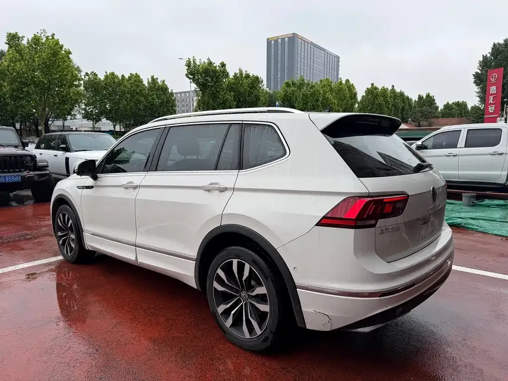 Volkswagen Tiguan L — фото 10