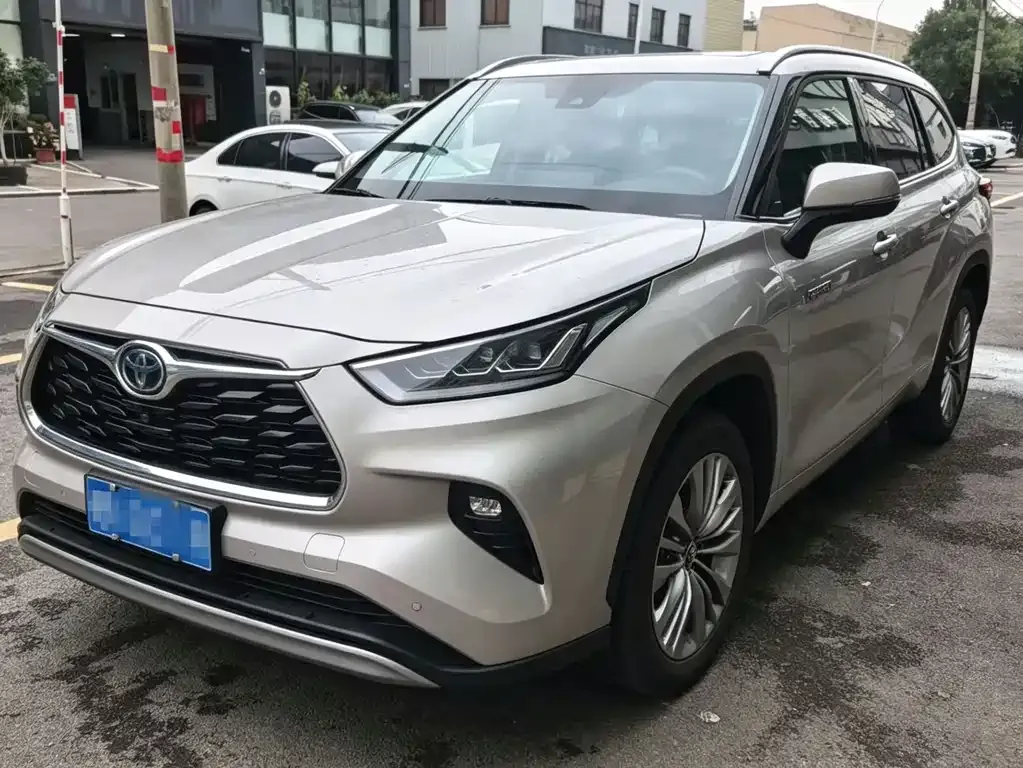 Toyota Highlander — фото 1