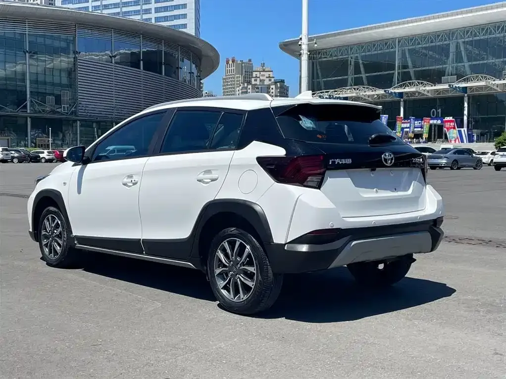Toyota Yaris L — фото 4
