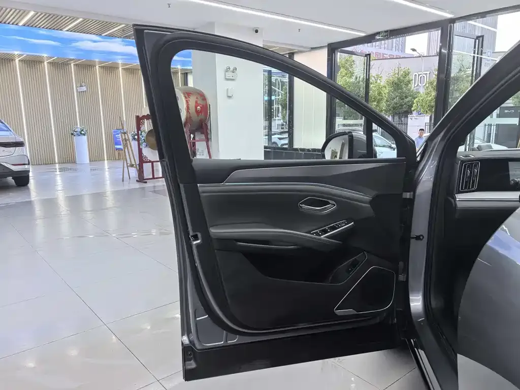 BYD L DM-i — фото 7