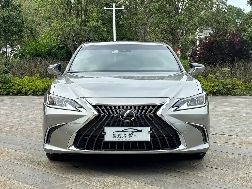 Lexus ES — фото 1