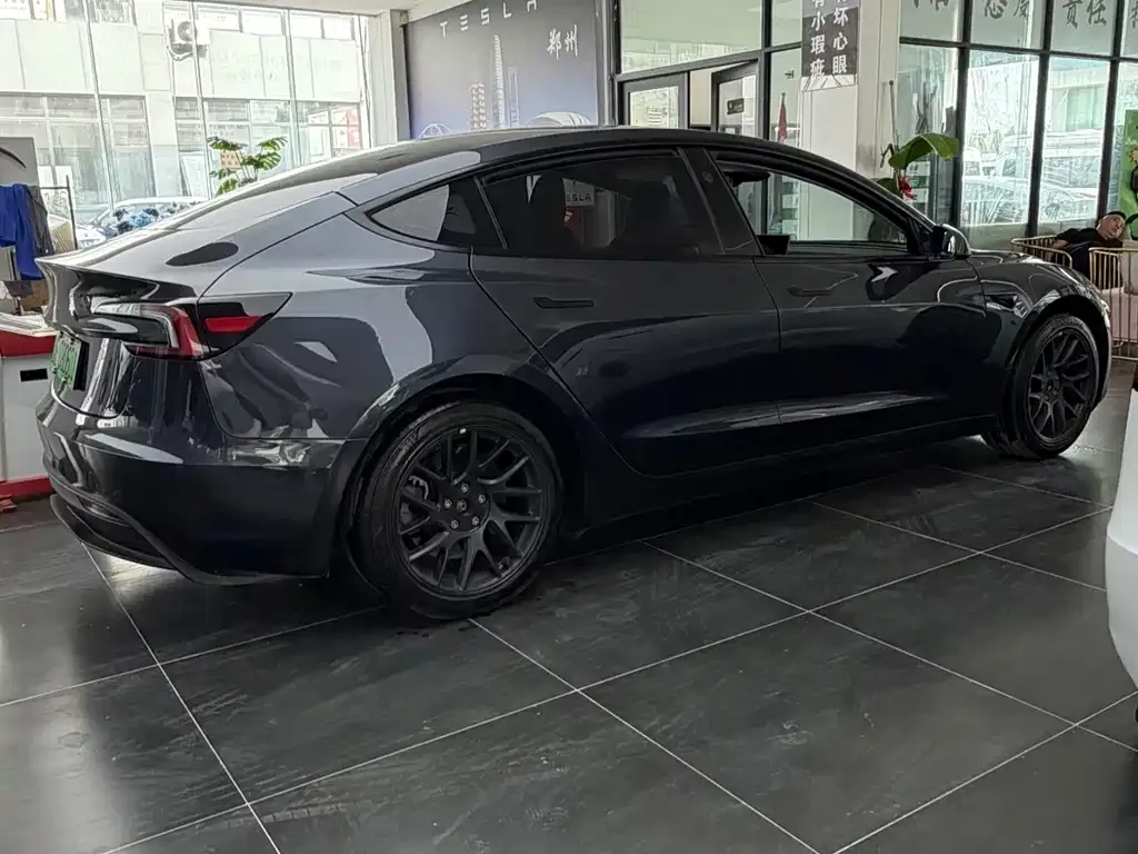 Tesla Model 3 — фото 8