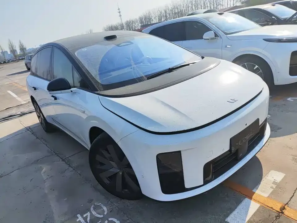 Li Auto i8 — фото 2