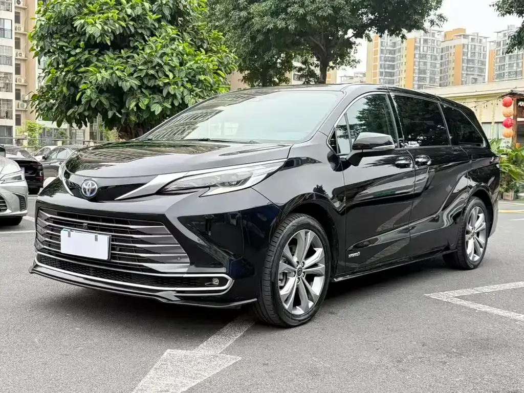 Toyota Sienna — фото 1